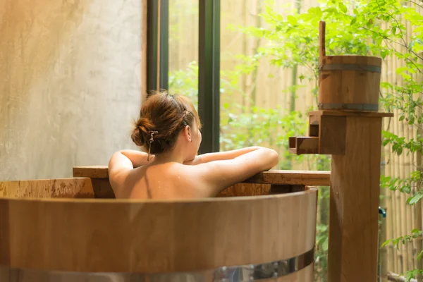 Onsen série: Mulher irreconhecível na banheira de madeira — Fotografia de Stock