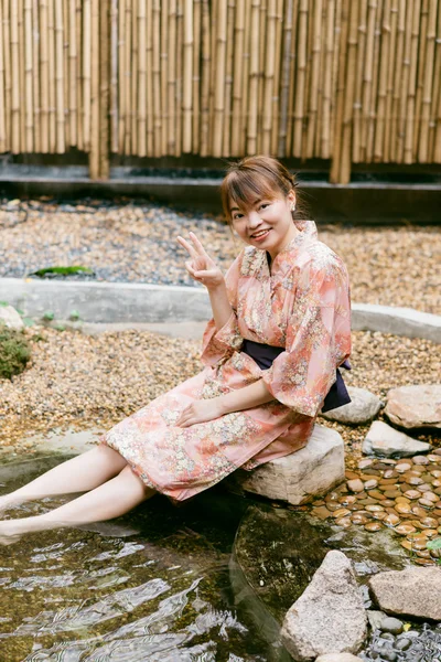 Onsen series : Asian woman wearing yukata in Asian garden — Stock Photo, Image