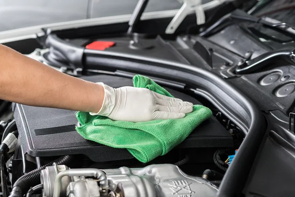 Serie de detalles del coche: Limpieza del motor del coche —  Fotos de Stock