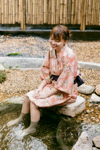 Onsen series : Asian woman wearing yukata in Asian garden — Stock Photo, Image