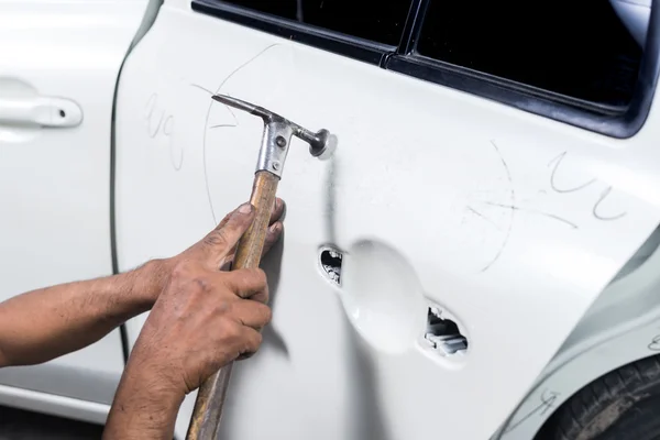 自動車ボディ修理シリーズ: メカニックへこみの車のドアを固定 — ストック写真