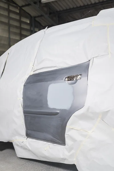 Auto série de reparo do corpo: SUV mascarado antes de pintar novamente — Fotografia de Stock