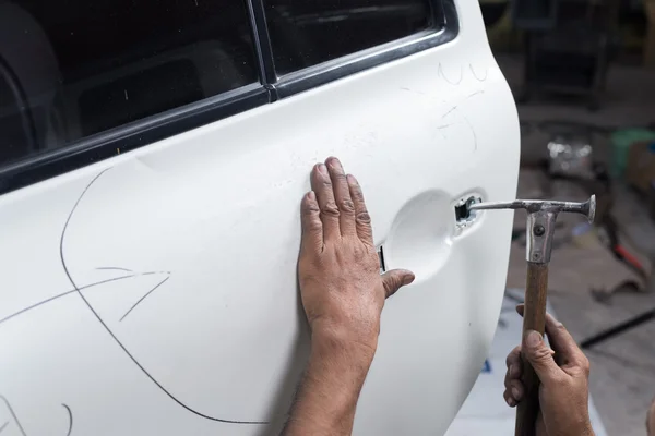 Auto body repair series : Mechanic fixing dented car door — Stock Photo, Image