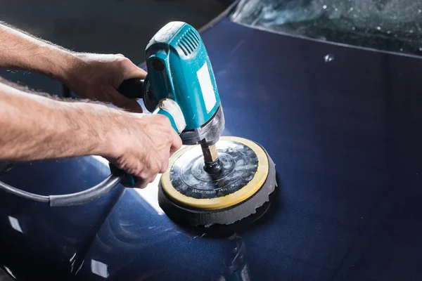 Serie de detalles del coche: Trabajador encerado coche azul — Foto de Stock