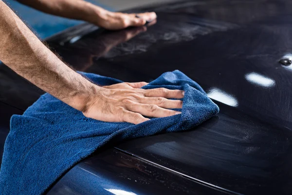 Serie de detalles del coche: Hombre limpieza coche azul — Foto de Stock
