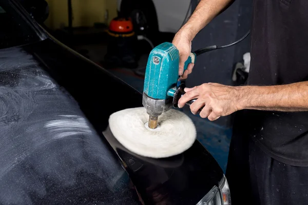 自動車修理シリーズ ブルーカーの研磨手の閉鎖 — ストック写真