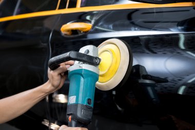 Araba temizleme serisi: El cilası siyah arabanın kapatılması