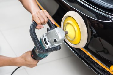 Araba temizleme serisi: El cilası siyah arabanın kapatılması