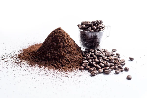 Kaffeeserie: geröstete Kaffeebohnen und gemahlene Kaffeebohnen auf weißem Hintergrund — Stockfoto