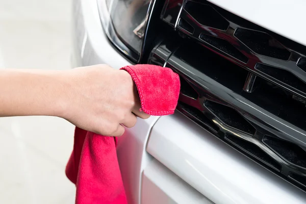 Serie de detalles del coche: Trabajador limpieza coche blanco — Foto de Stock