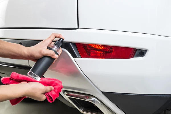 Serie de detalles del coche: Trabajador limpieza coche blanco —  Fotos de Stock