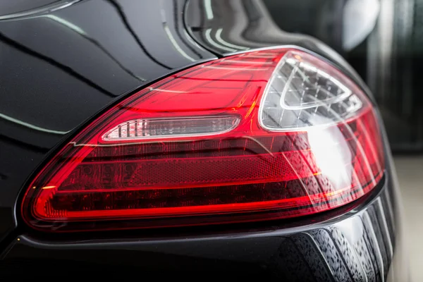 Série de detalhes do carro: Limpe a luz traseira do carro preto — Fotografia de Stock