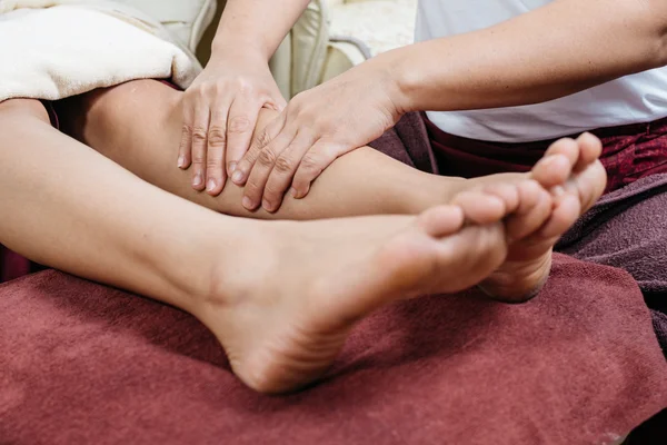 Тайский массаж: массаж ног и ног — стоковое фото