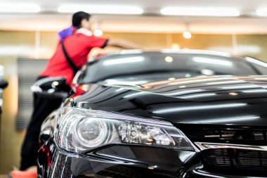 Araba serisi ayrıntılı: Siyah araba temizlik işçisi