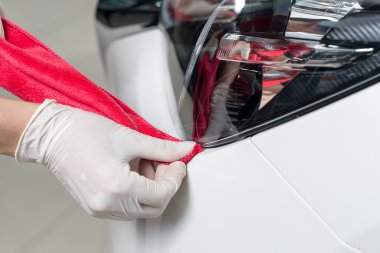 Araba serisi ayrıntılı: beyaz araba waxing işçi