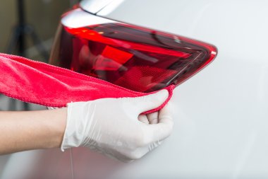 Araba serisi ayrıntılı: beyaz araba waxing işçi