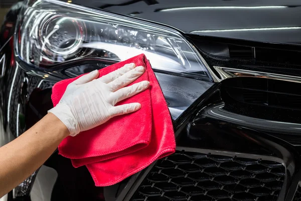 Série detalhando carro: Trabalhador limpeza carro preto — Fotografia de Stock