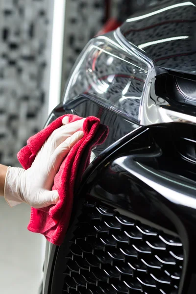 Car detailing series : Worker cleaning black car — Stock Photo, Image