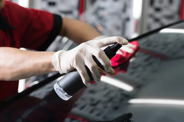 Polierserie für Autos: Arbeiter polieren Windschutzscheibe — Stockfoto