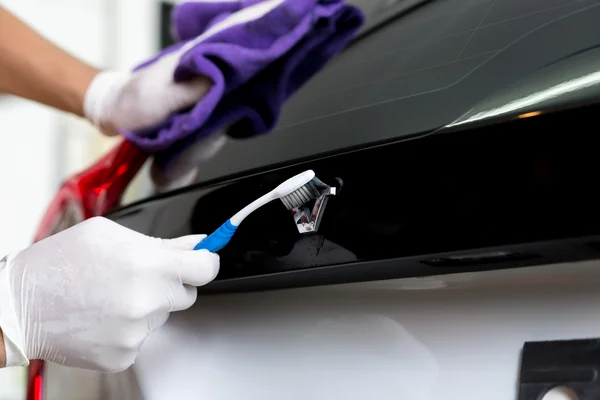 Car detailing series : Cleaning white car — Stock Photo, Image