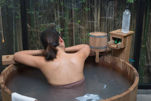Onsen série: Mulher irreconhecível na banheira de madeira — Fotografia de Stock