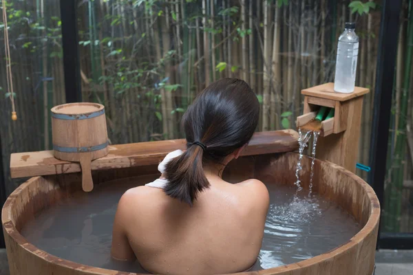 Serie Onsen: Mujer irreconocible en bañera de madera — Foto de Stock