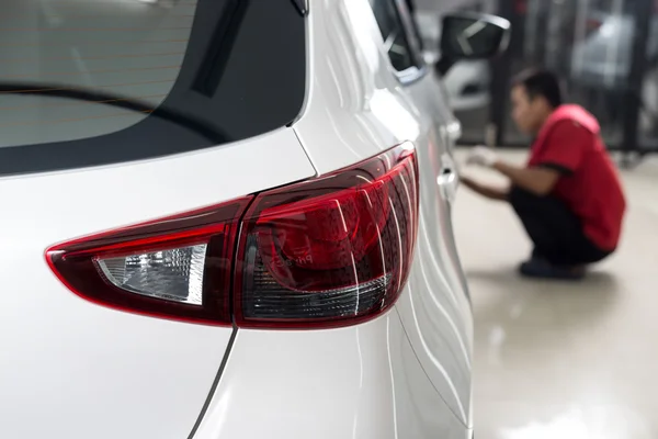 Araba serisi ayrıntılı: beyaz araba waxing işçi