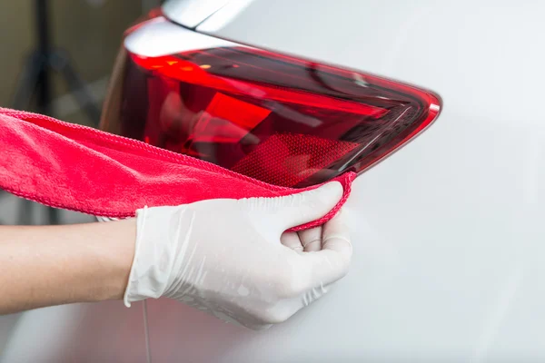 Auto-Detailserie: Arbeiter wachst weißes Auto — Stockfoto