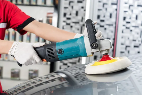 Araba serisi ayrıntılı: gri araba waxing işçi