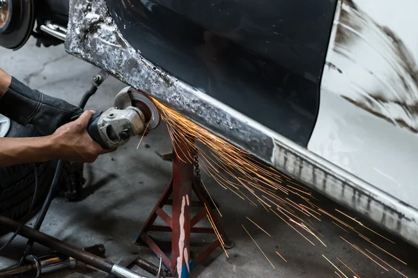 Auto serie de reparación del cuerpo: Mecánico molienda carrocería del coche —  Fotos de Stock