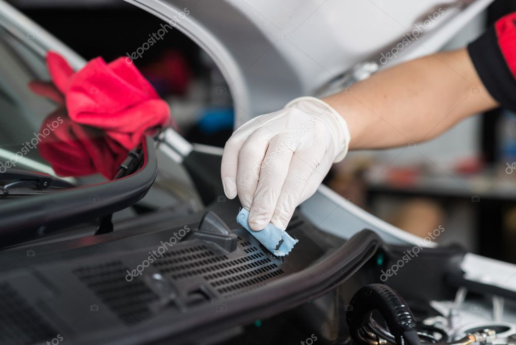 Mujer en la lavadora de guantes protectores en taller de reparación de