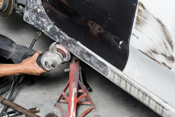 自動車ボディ修理シリーズ: メカニック車体を研削 — ストック写真