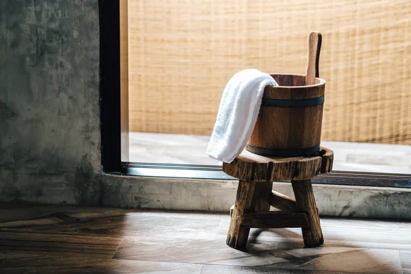 Serie Onsen: Secchio in legno in onsen — Foto Stock