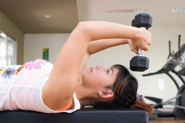 Série de exercícios: Mulher asiática exercitando — Fotografia de Stock