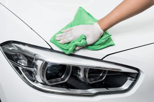 Série detalhando carro: Trabalhador limpeza carro branco — Fotografia de Stock
