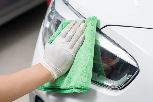 Auto podrobně série: pracovník čištění bílé auto — Stock fotografie