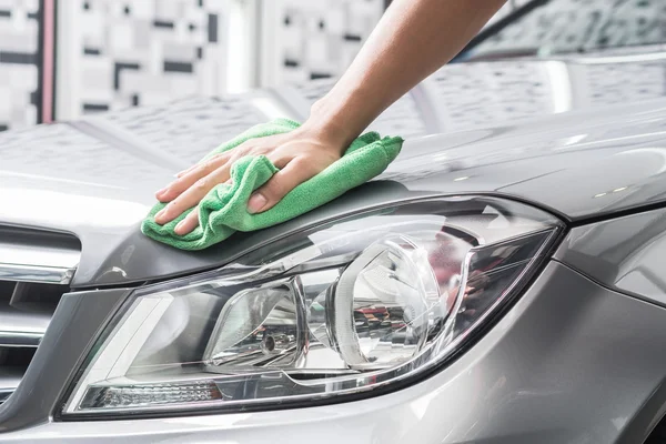 Série detalhando carro: Trabalhador limpeza carro cinza — Fotografia de Stock