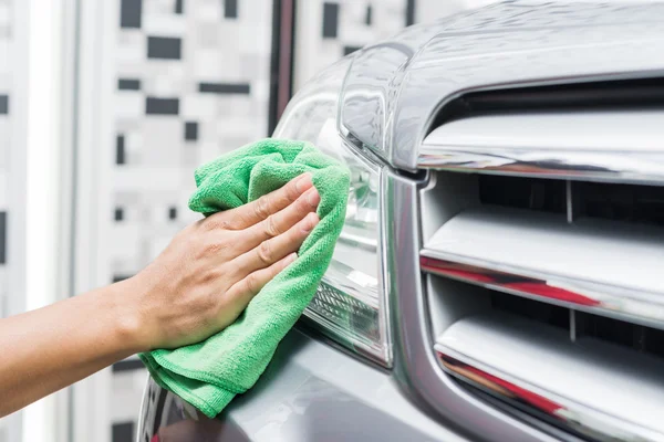 Série detalhando carro: Trabalhador limpeza carro cinza — Fotografia de Stock