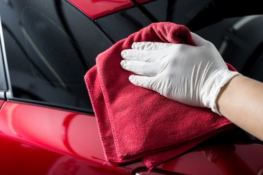 Araba serisi ayrıntılı: kırmızı araba temizlik işçisi