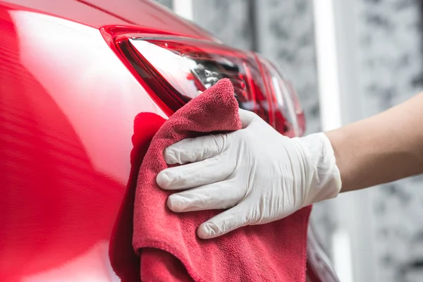 Série detalhando carro: Trabalhador limpeza carro vermelho — Fotografia de Stock