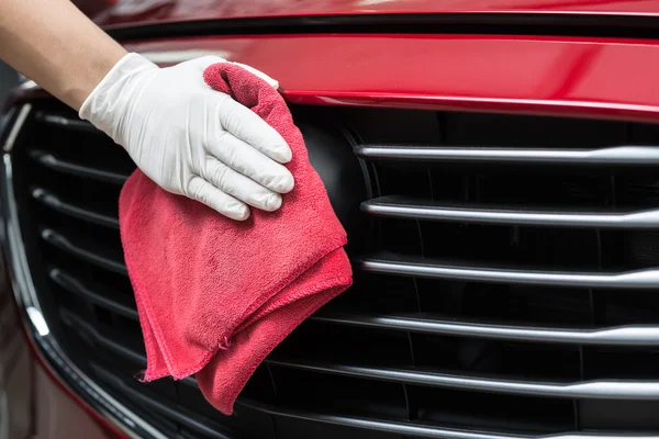 Auto-Detailserie: Arbeiter putzt rotes Auto — Stockfoto