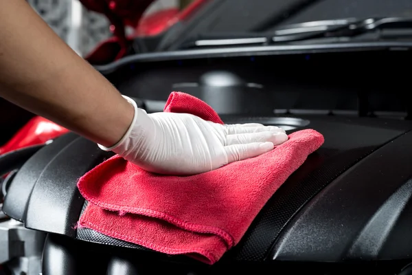 Serie de detalles del coche: Limpieza del motor del coche — Foto de Stock