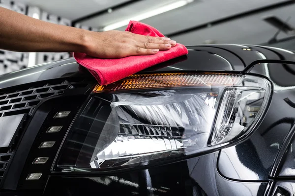 Car detailing series : Worker cleaning black car — Stock Photo, Image
