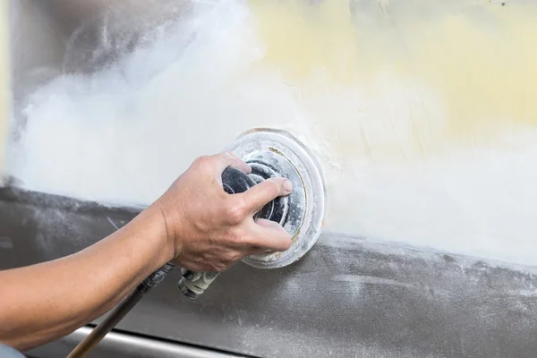 Auto corpo série de reparação: pintura de lixamento — Fotografia de Stock