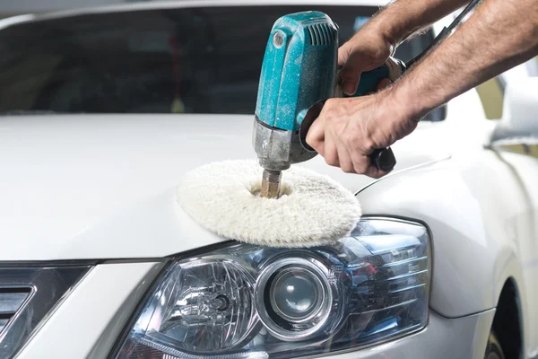 Série detalhando carro: Trabalhador polimento carro branco — Fotografia de Stock