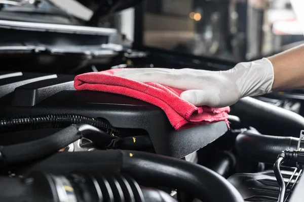 Série de detalhes do carro: Limpeza do motor do carro — Fotografia de Stock