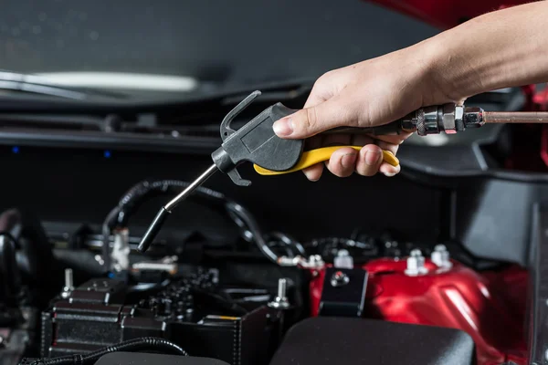 Serie de detalles del coche: Limpieza del motor del coche — Foto de Stock