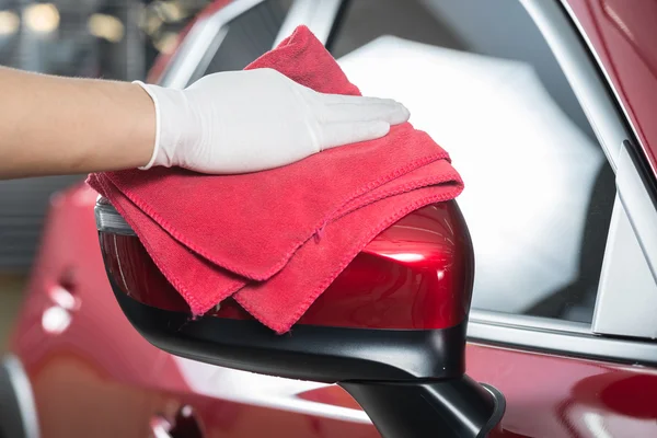 Série detalhando carro: Trabalhador limpeza carro vermelho — Fotografia de Stock