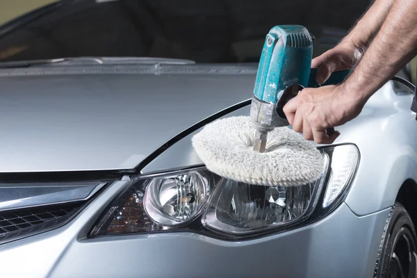 Serie de detalles del coche: Trabajador encerado coche gris —  Fotos de Stock