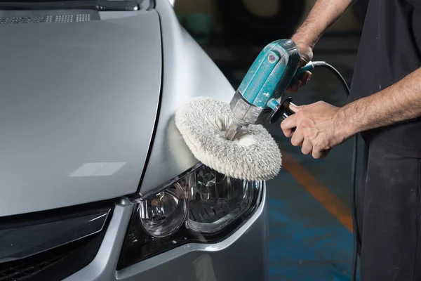 Série detalhando carro: Trabalhador encerando carro cinza — Fotografia de Stock